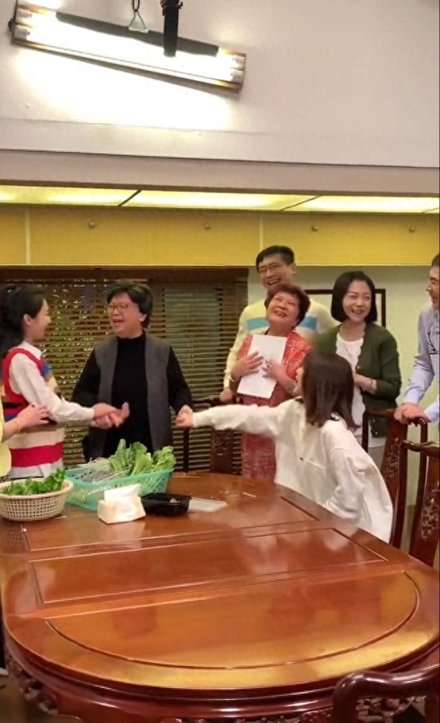 51岁的康祈耀仕途不顺却老来得子，46岁的黄菲终于挺起胸膛做人