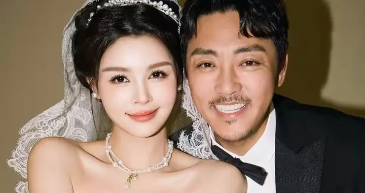 45岁赵达结婚，连发两条动态庆祝，一口大白牙惹人眼，妻子很漂亮