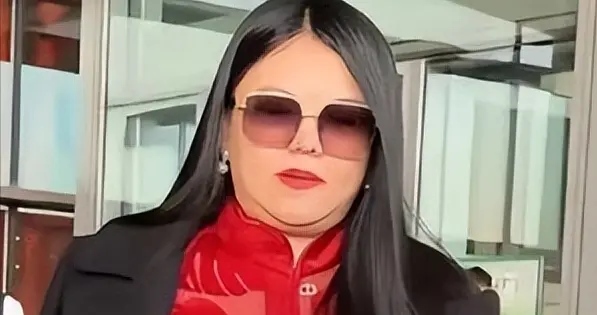 李湘破防了！机场遭粉丝贴脸开大，全程黑脸，连夜晒美照硬刚网友