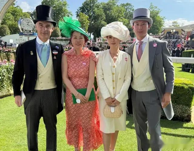 朱珠和老公现身赛马场，一身白色穿搭复古优雅，女王气场拉满