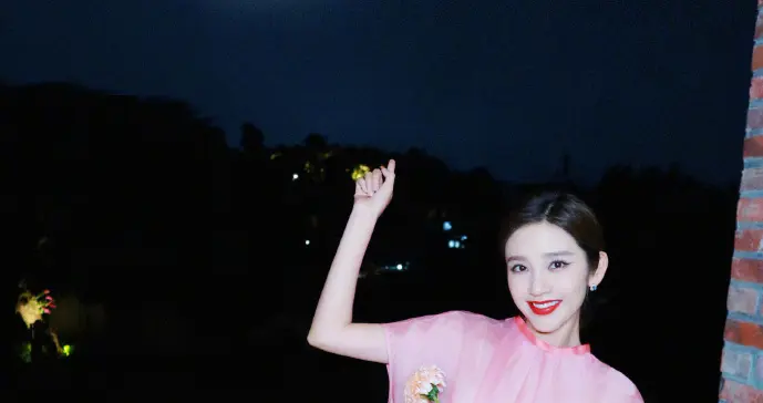 唐艺昕中秋在豪宅晒照！张若昀拍的老婆超美，穿粉裙拿花人比花娇