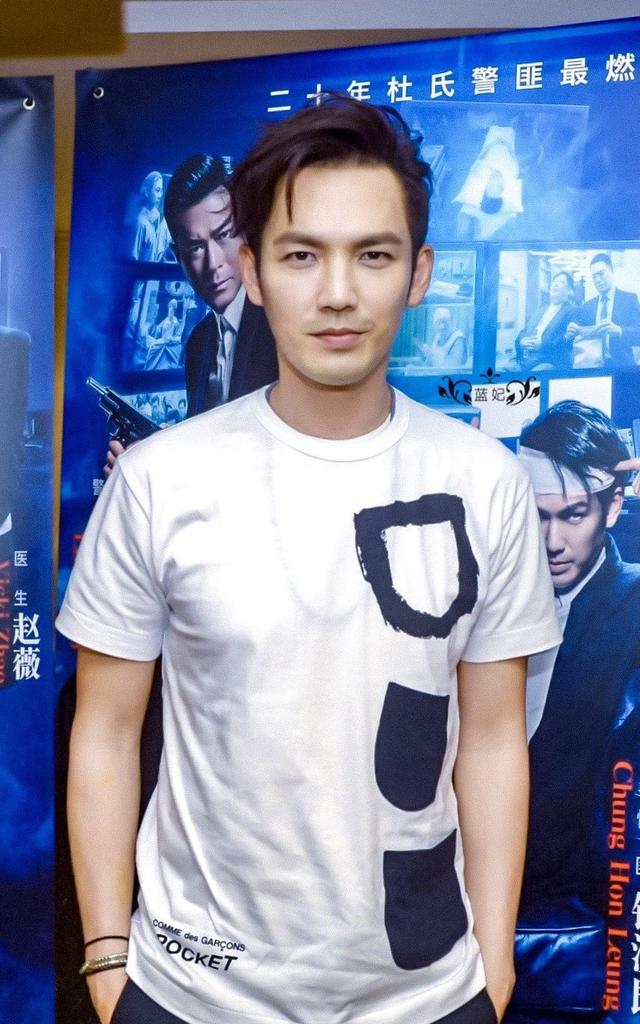 徐嘉余现身河北秦皇岛度假村，无修图穿白色裤子帅过钟汉良年轻时