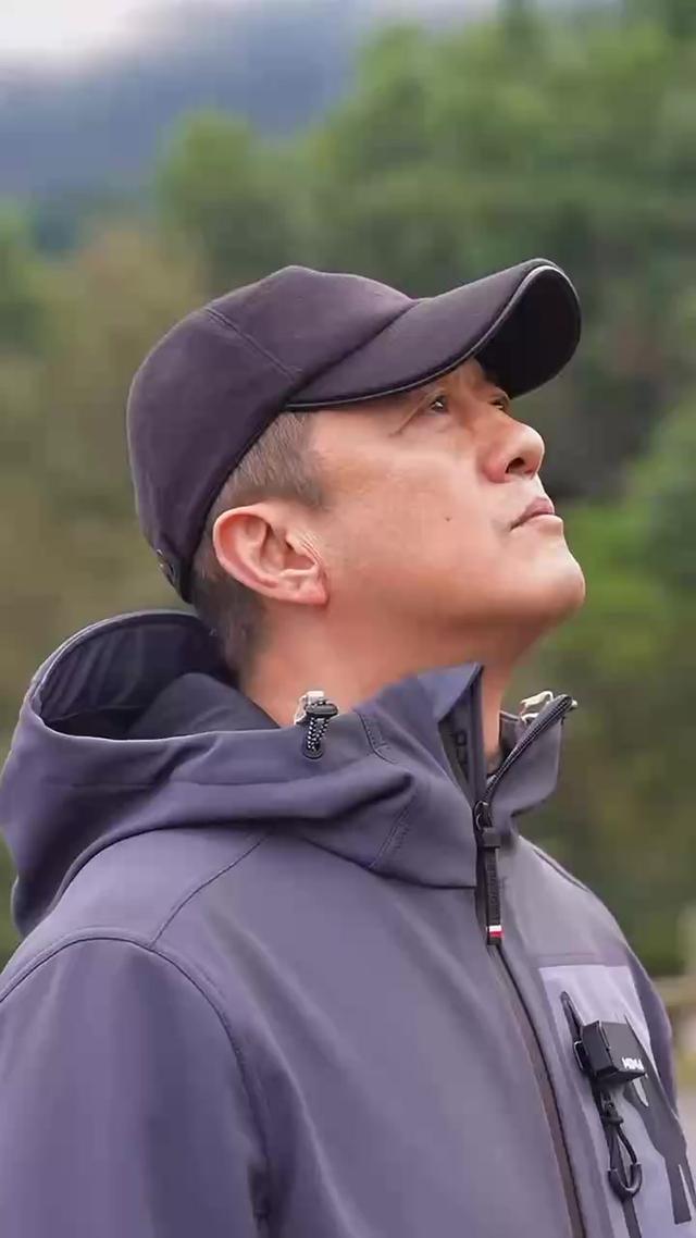 看哭了，李亚鹏拜访3200年古茶树眼含热泪，网友：喝茶只认李亚鹏