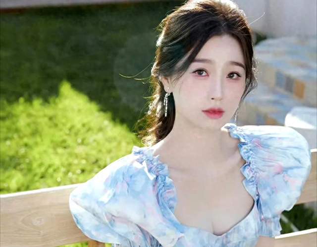 虞书欣，穿上花裙子，皮肤白嫩像豆腐