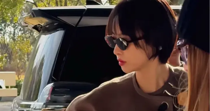 宋茜现身机场，戴墨镜短发造型亮相，穿呢子套装配长筒靴又美又飒