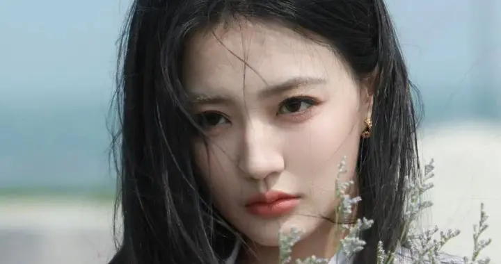 徐璐海边捧紫花，薄纱衬衫造型太仙了