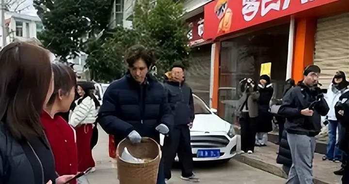 钟汉良在成都农村摆摊！皮肉松垮白发遮不住，蹲街边卖菜像小老头