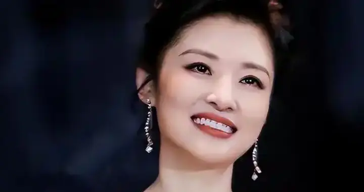 她“抛弃”前夫再嫁百亿富豪，从央视辞职8年，今56岁跨行当演员