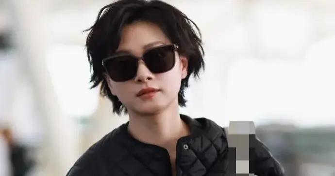 万茜剪了短发后气质大变！穿菱格棉服+牛仔裤走机场，时髦又减龄