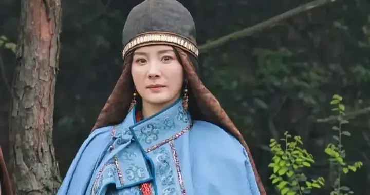 杨幂少女感彻底没了？《江山大同》蓝色鲜卑造型被批僵硬又廉价