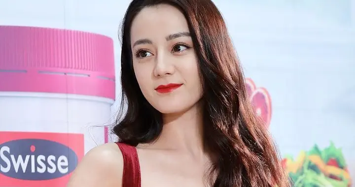 从甜妹到暗夜女王，迪丽热巴凭这组大片惊艳全网