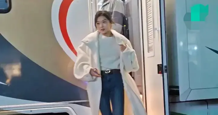 偶遇孙千上班，她的身材真的好好啊，这大长腿真的算是美腿标杆了