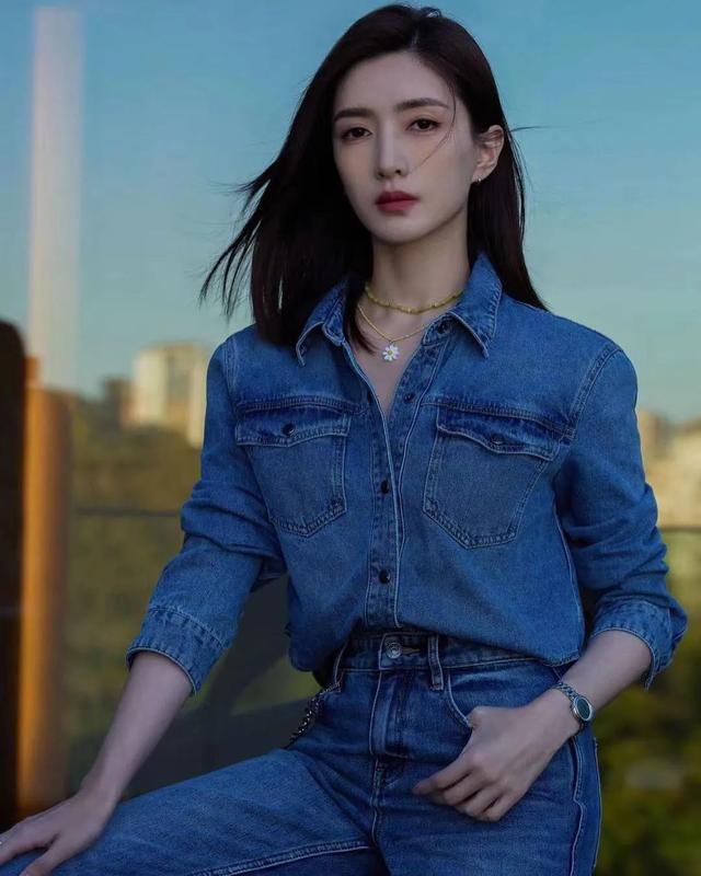 气质出众，身材曼妙：她用实力诠释了妩媚与学识的双重魅力！