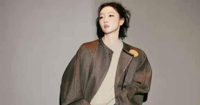 周冬雨换风格后气质大变！穿阔版大衣+毛衣+牛仔裤，时髦又洋气！