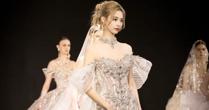 徐艺洋亮相三亚国际婚纱时装周，身穿重工婚纱走秀，美丽大气