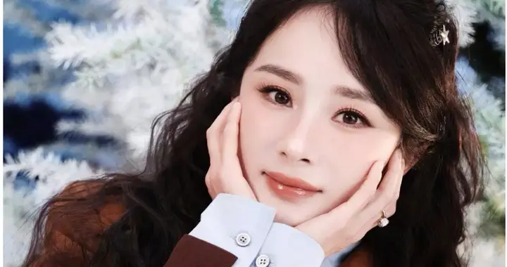 杨幂雪地短裙秀腿 甜飒兼具美出圈