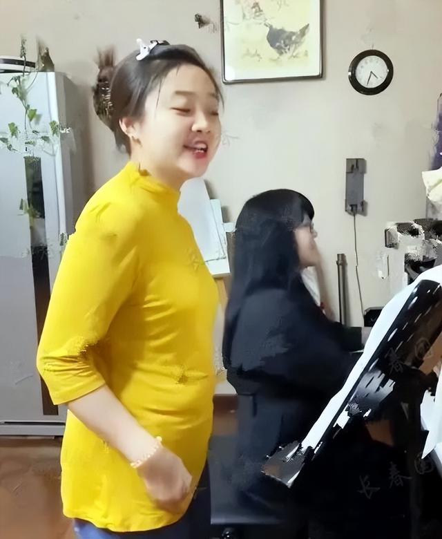 |林妙可在家穿居家服练歌，满肚赘肉却阔气，一脸富态比实际大很多