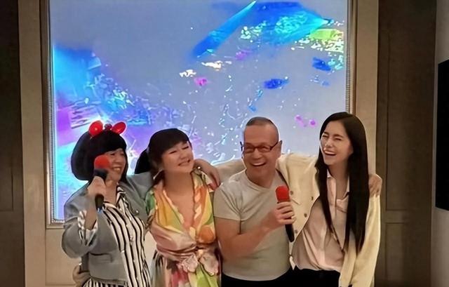 任家萱怎么胖成这样,胸都快到肚子了,完全放弃事业,专心生娃