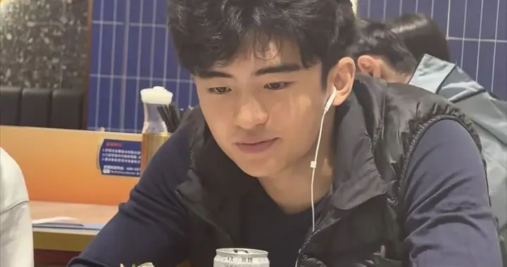 偶遇张柏芝大儿子，身高175cm，长相偏东南亚 和妈妈打电话说英文