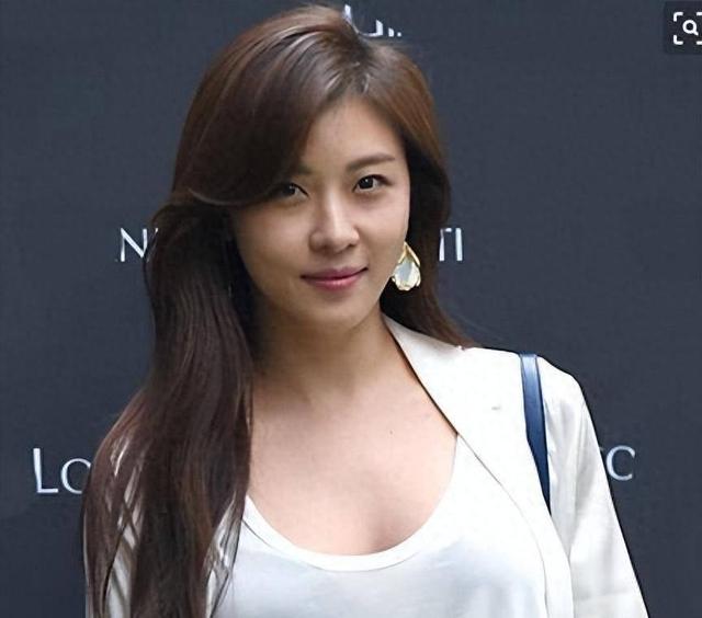 还记得《色即是空》里的女主角吗？如今年过40，依旧韵味十足