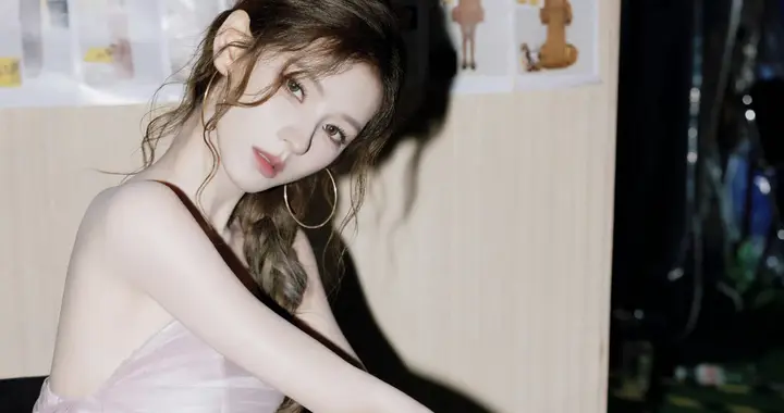 张予曦，身穿粉色抹胸短裙，满满少女感