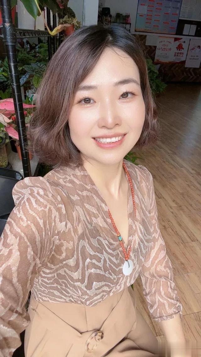 40职业女人丰富层次穿搭凸显女性优雅，职场精英的魅力