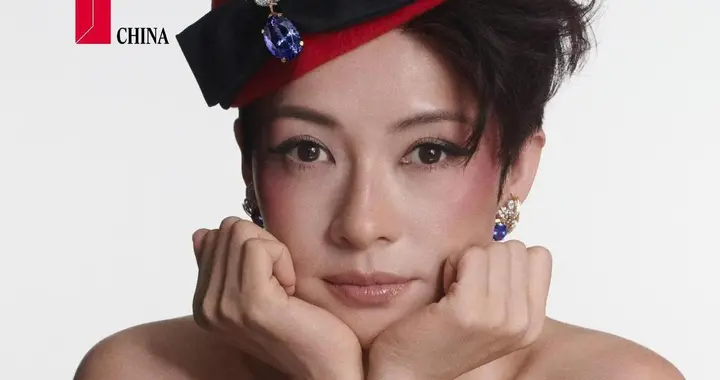 章子怡登T杂志，她露齿的大笑，她脸上的小细纹很美！