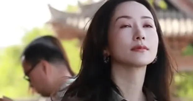 网友偶遇韩雪在古风景点游玩，穿浅灰衬衫配米白阔腿裤，知性优雅