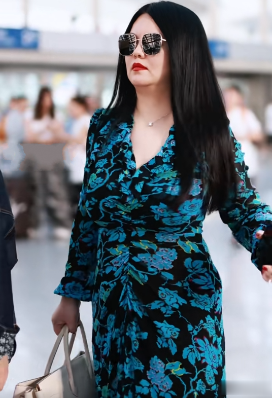 被49岁李湘生图吓到！200斤身材却长着90斤的脸，胖而不腻美翻了