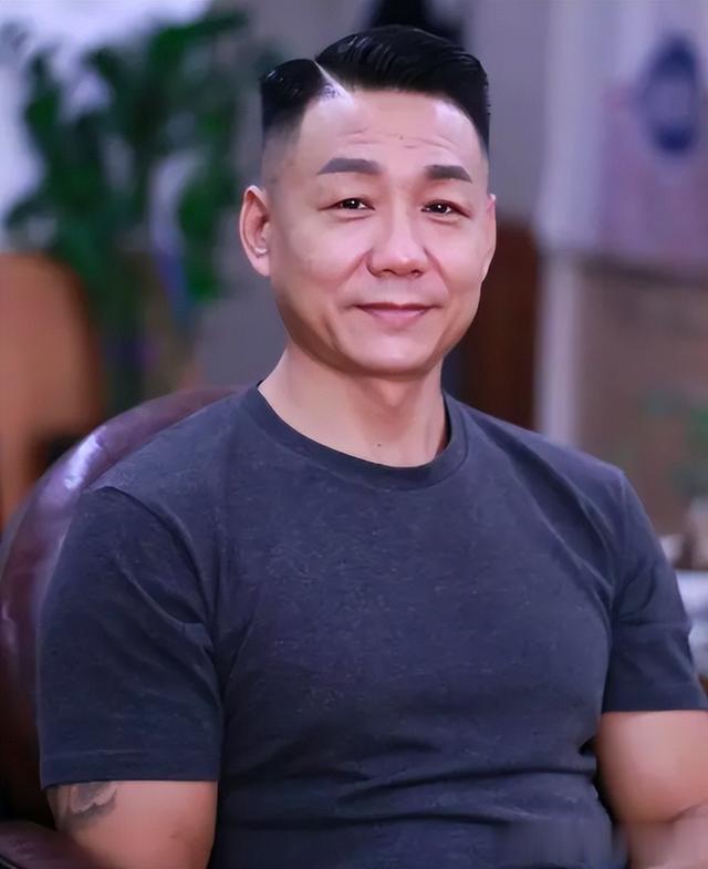 男人50岁后，建议远离这3种“老人头”，换成另外3种更有绅士气质