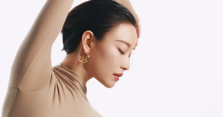 自然伸展的曼妙线条，记录倪妮每时每刻的无瑕状态。 ???