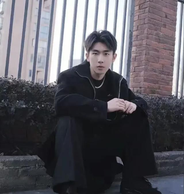 女老师出轨后续：原配被扒很像吴奇隆，女老师很美却独爱鲜肉学生