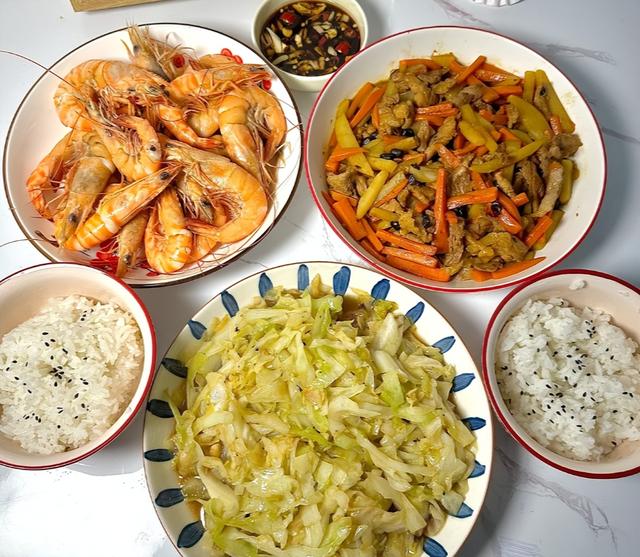 上海退休两口子，晒每日晚餐走红朋友圈，网友表示：活明白了