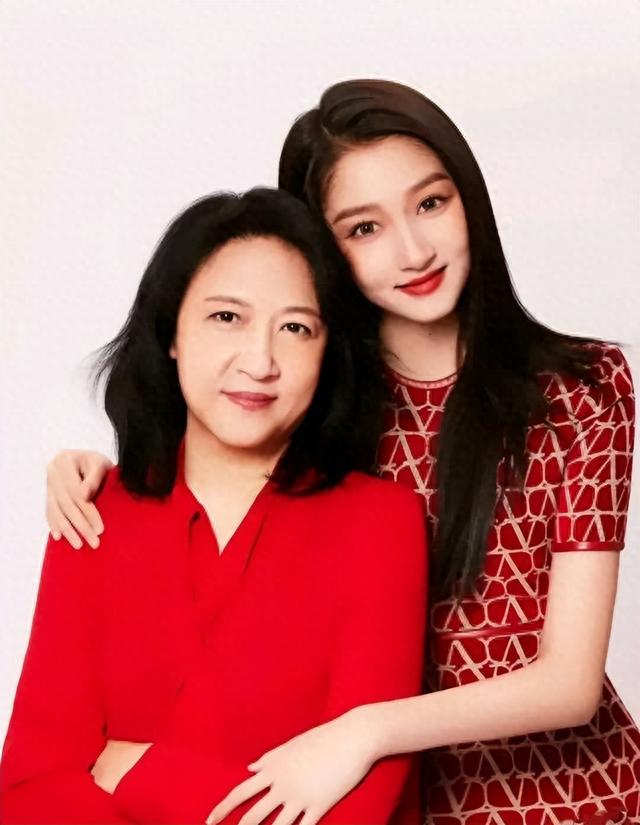 穿衣搭配 关晓彤罕见和妈妈同框！51岁关妈五官精致超美艳，母女俩酷似姐妹