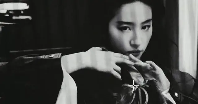 刘亦菲“仙女”气质藏不住！穿皮衣搭白色衬衫，这张脸太上镜了！