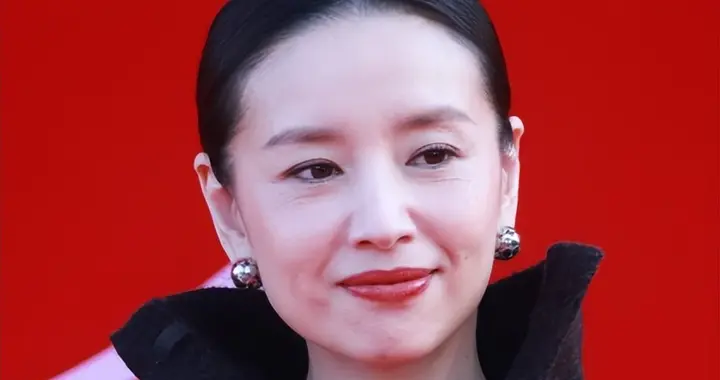 老了也是法拉利！50岁崔智友和45岁董洁一身白衣，各有各的高级