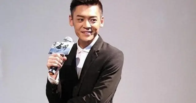 原来他是巍子的儿子，难怪长得帅演技还出色，真的是虎父无犬子