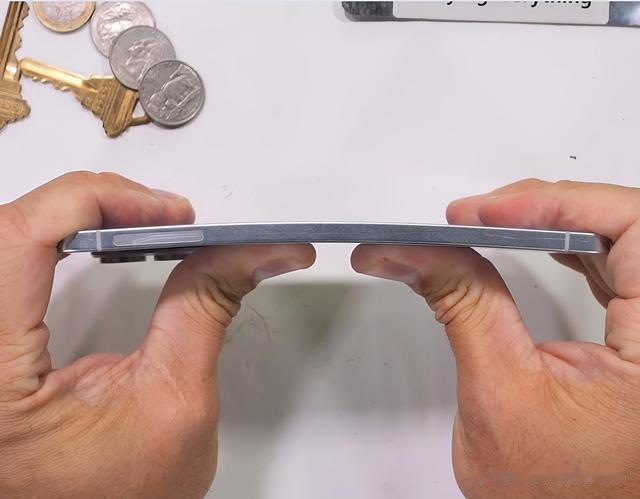 三星超薄S25 Edge会不会重蹈弯曲门覆辙？测试结果：根本掰不动