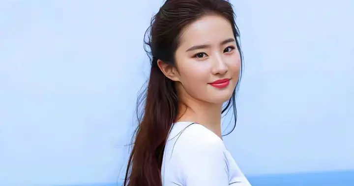 刘亦菲高马尾配白色运动装出海，清新脱俗展现十足少女感