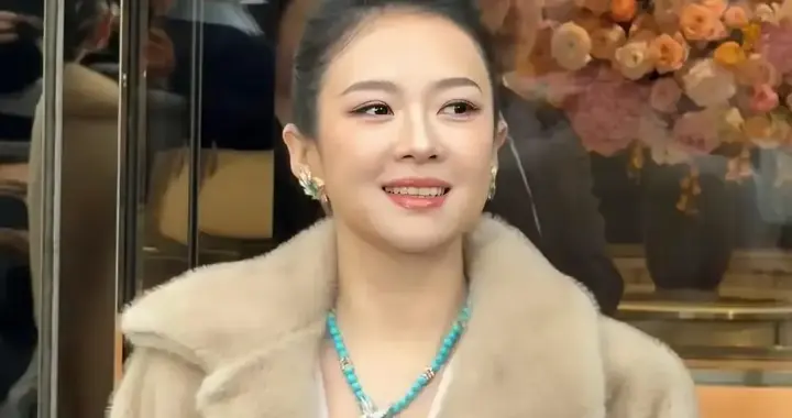 46岁章子怡增肥后大变样！穿浅驼色皮草+深V裙好贵气，差点认不出