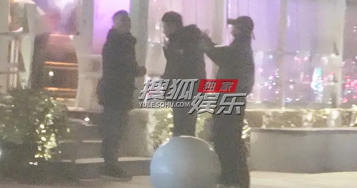 童瑶陪老公会友聚餐 饭后先上车耐心等老公