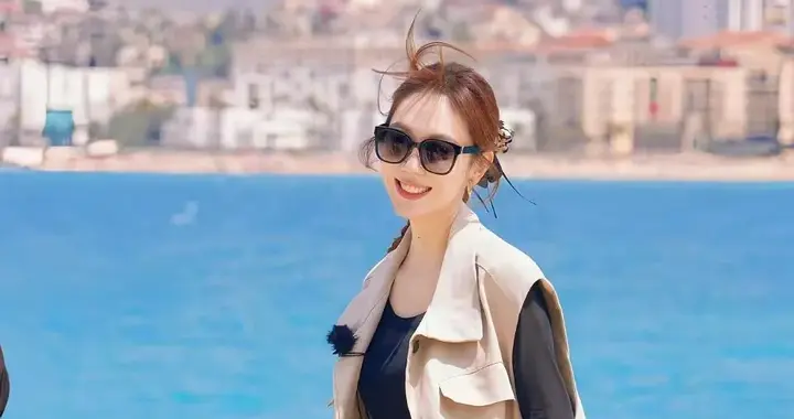 姜妍私服穿搭真时髦！黑色打底衫+卡其工装马甲+短裤，高级又洋气