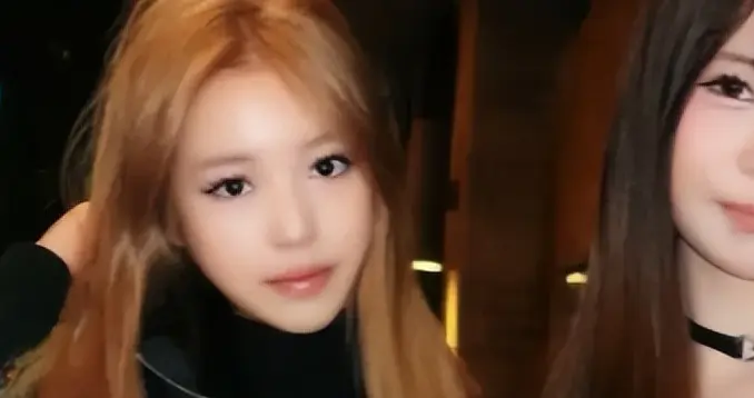 赵薇母女现身北京机场，15岁女儿一头黄毛，穿搭比50岁妈妈还成熟