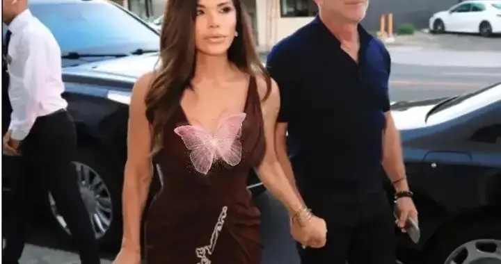 贝佐斯母亲葬礼后带娇妻现身，女方穿搭很离谱，大佬头发白了