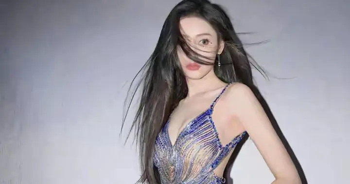 张天爱一袭长裙温柔了夜色，你是否也曾为重要时刻，精心盛装？