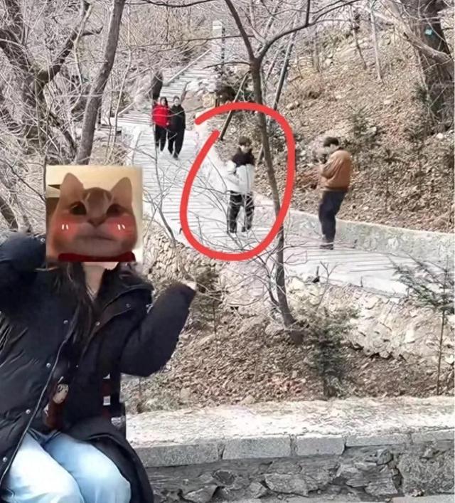 李易峰现身大孤山上香，孤身一身有点落寞，褪去明星光环依然帅气