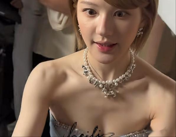 赵露思生图被爆出，有谁注意她的腋窝？网友：再也不羡慕女明星了