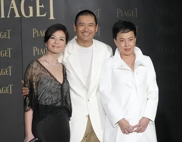 穿衣搭配 钟楚红同框周润发老婆，女明星和富家千金的气质差别，还真不一样