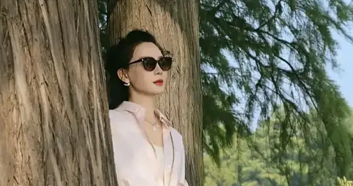 陈数素颜太敢了！反差大认不出，但穿搭在线，时尚高级真没得挑！