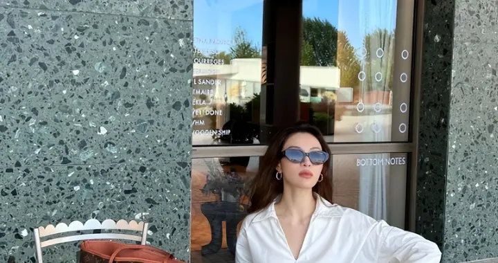 钟楚曦私服穿搭越来越简约！V领衬衫+牛仔裤，时髦又高级！